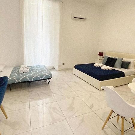 Domus Luigi Leone 2 Bed & Breakfast Наполи Екстериор снимка