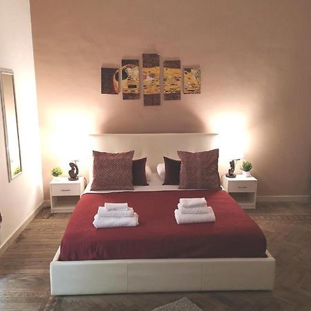 Domus Luigi Leone 2 Bed & Breakfast Наполи Екстериор снимка
