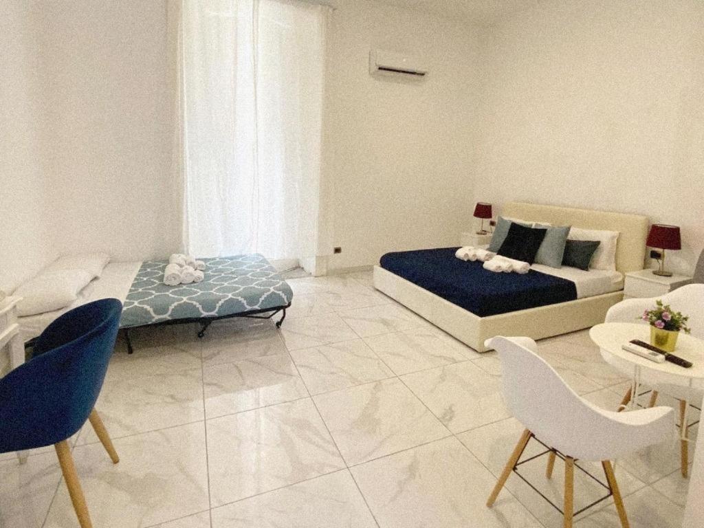 Domus Luigi Leone 2 Bed & Breakfast Наполи Екстериор снимка