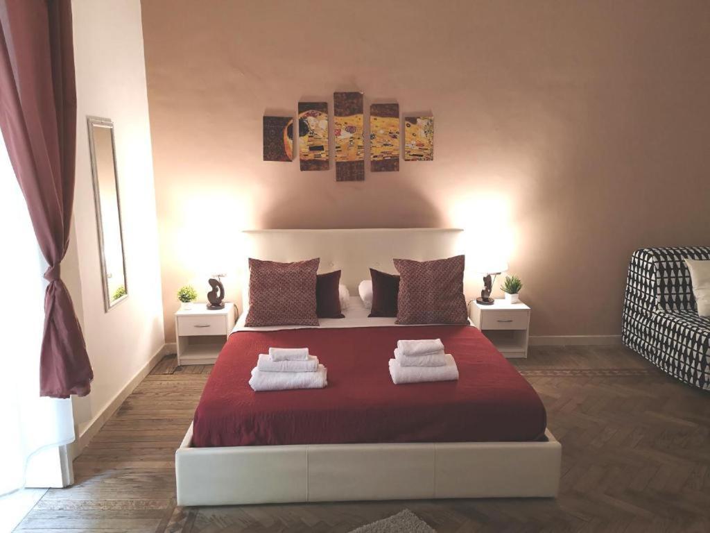 Domus Luigi Leone 2 Bed & Breakfast Наполи Екстериор снимка
