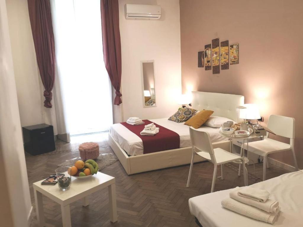 Domus Luigi Leone 2 Bed & Breakfast Наполи Екстериор снимка